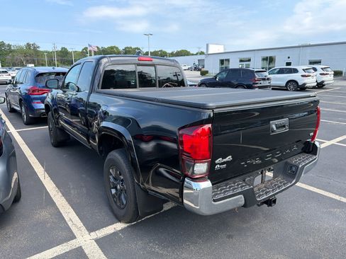 Used 2020 Toyota Tacoma SR5 AWD/4WD image 3