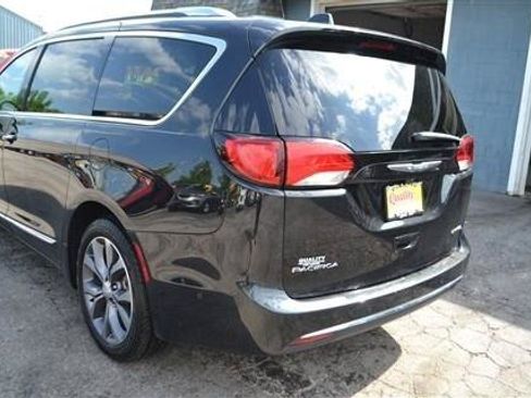 Used 2017 Chrysler Pacifica Limited w/ UConnect Theater Package FWD image 9