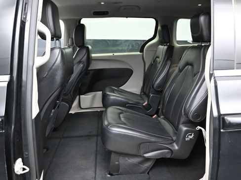 Used 2023 Chrysler Pacifica Touring-L FWD image 23