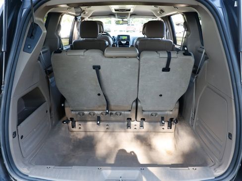 Used 2016 Chrysler Town & Country Touring image 26