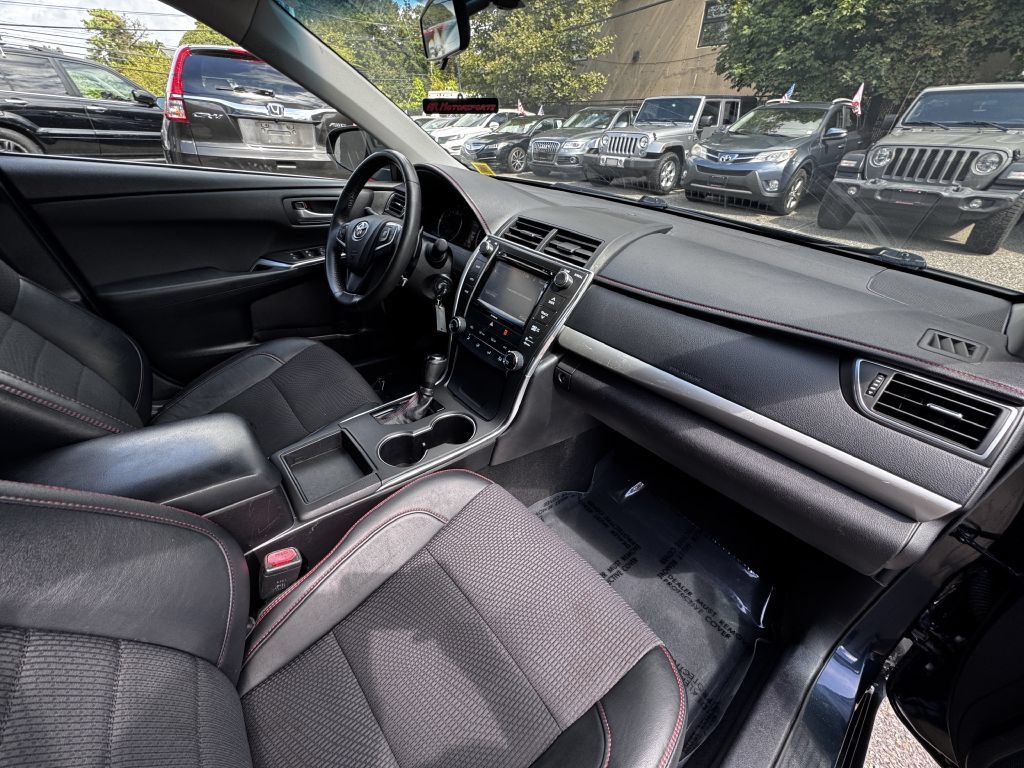 Used 2017 Toyota Camry SE w/ Moonroof Package FWD image 19