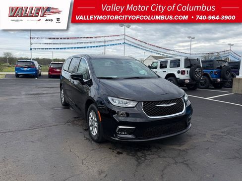 New 2026 Chrysler Pacifica Select image 1