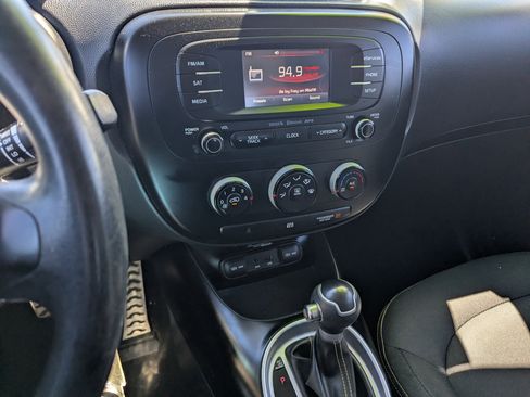 Used 2015 Kia Soul + image 10