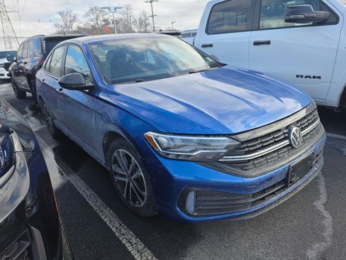 Used 2024 Volkswagen Jetta Sport image 3