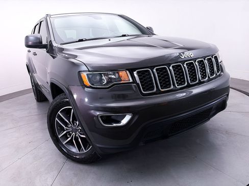 Used 2019 Jeep Grand Cherokee Laredo w/ 18" Wheel & 8.4" Radio Group AWD/4WD image 3