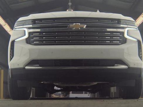 Used 2023 Chevrolet Suburban Premier image 2