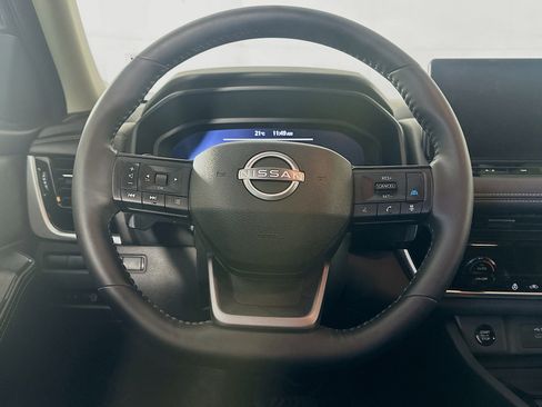 Used 2025 Nissan Rogue SL AWD/4WD image 18