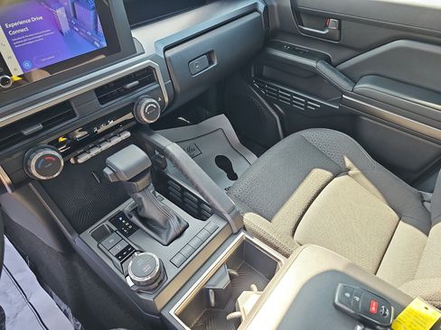 Used 2025 Toyota 4Runner SR5 AWD/4WD image 22