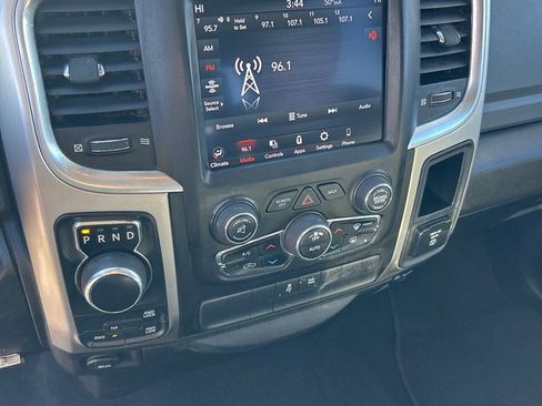 Used 2019 RAM 1500 Classic SLT w/ Luxury Group image 11
