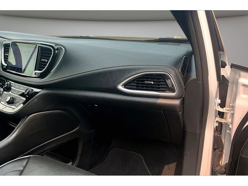 Certified 2025 Chrysler Pacifica Limited FWD image 50