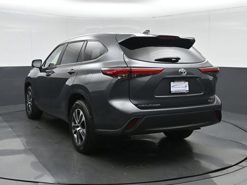 Used 2023 Toyota Highlander XLE FWD image 5