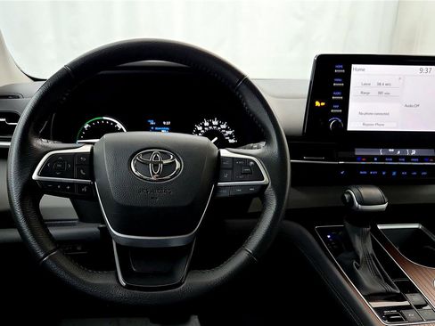 Certified 2024 Toyota Sienna XLE image 29