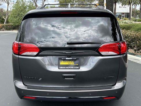 Used 2019 Chrysler Pacifica Limited w/ Advanced Safetytec Group FWD image 17