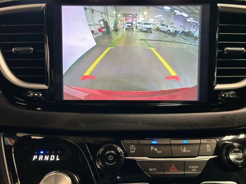 Used 2025 Chrysler Pacifica Select FWD image 5