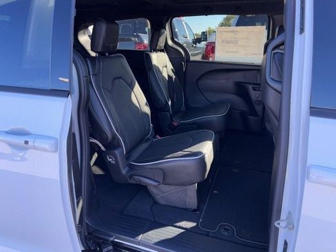 New 2026 Chrysler Pacifica Limited w/ S Appearance Package image 5
