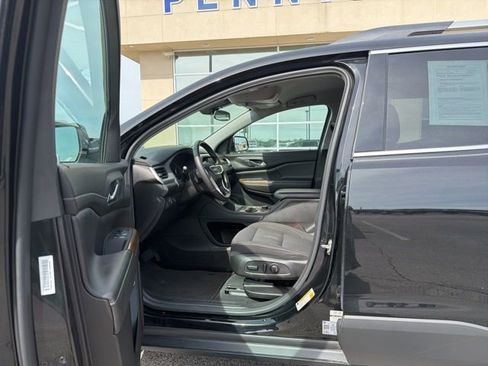 Used 2023 GMC Acadia SLE w/ Driver Convenience Package FWD image 8