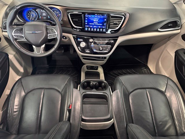 Used 2017 Chrysler Pacifica Touring-L FWD image 3