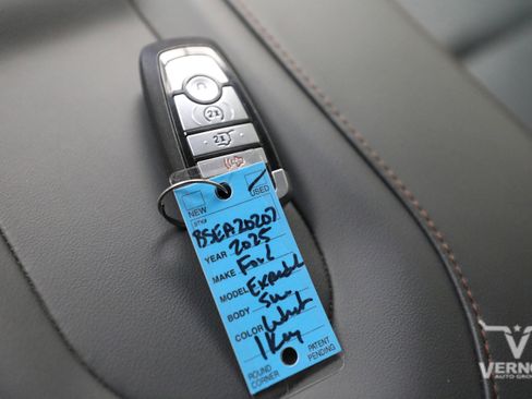 Used 2025 Ford Expedition Active AWD/4WD image 34