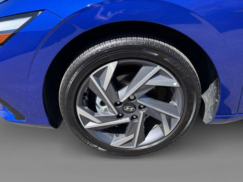 Certified 2025 Hyundai Elantra SEL image 9