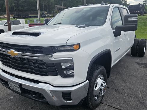 New 2026 Chevrolet Silverado 3500 LT AWD/4WD image 2