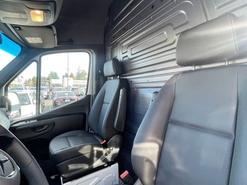 Used 2025 Mercedes-Benz Sprinter 2500 image 8