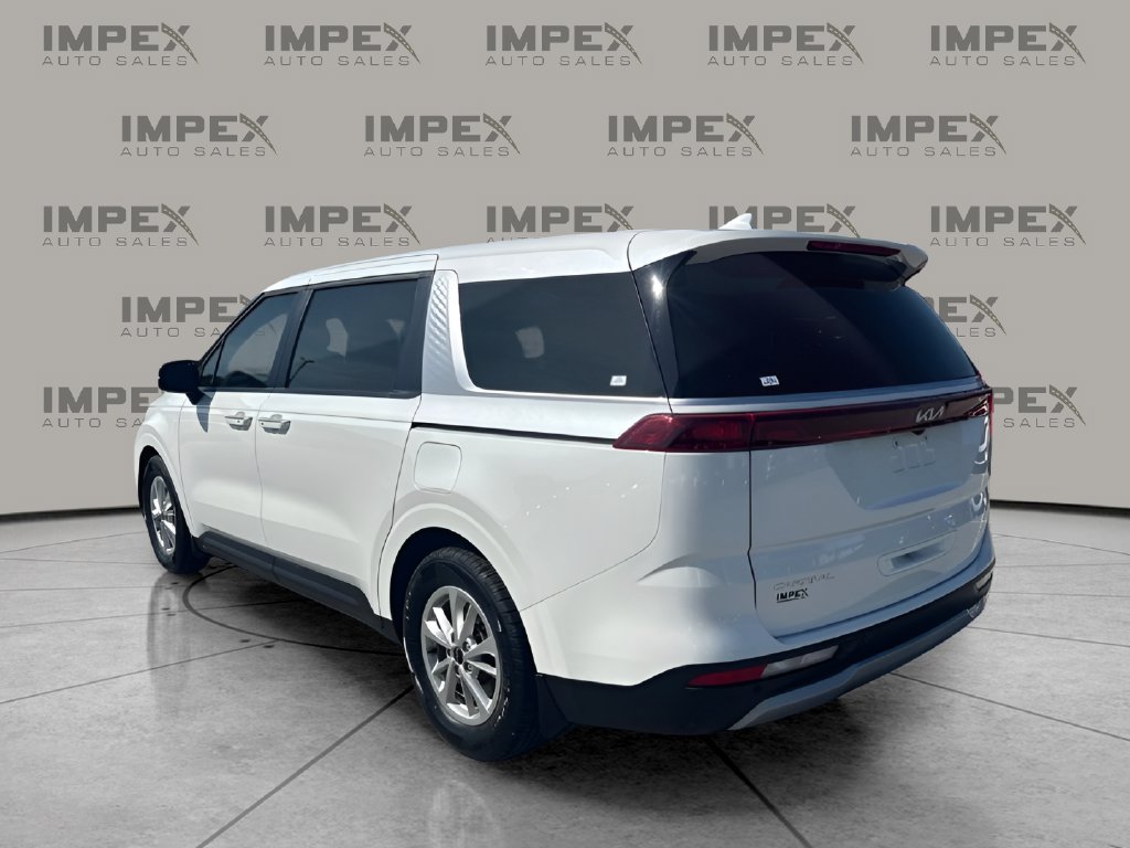 Used 2024 Kia Carnival LX FWD image 2