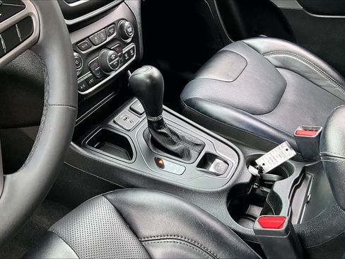 Used 2022 Jeep Cherokee Latitude Lux FWD image 17