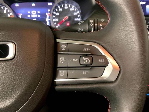 Used 2025 Jeep Compass Trailhawk AWD/4WD image 18