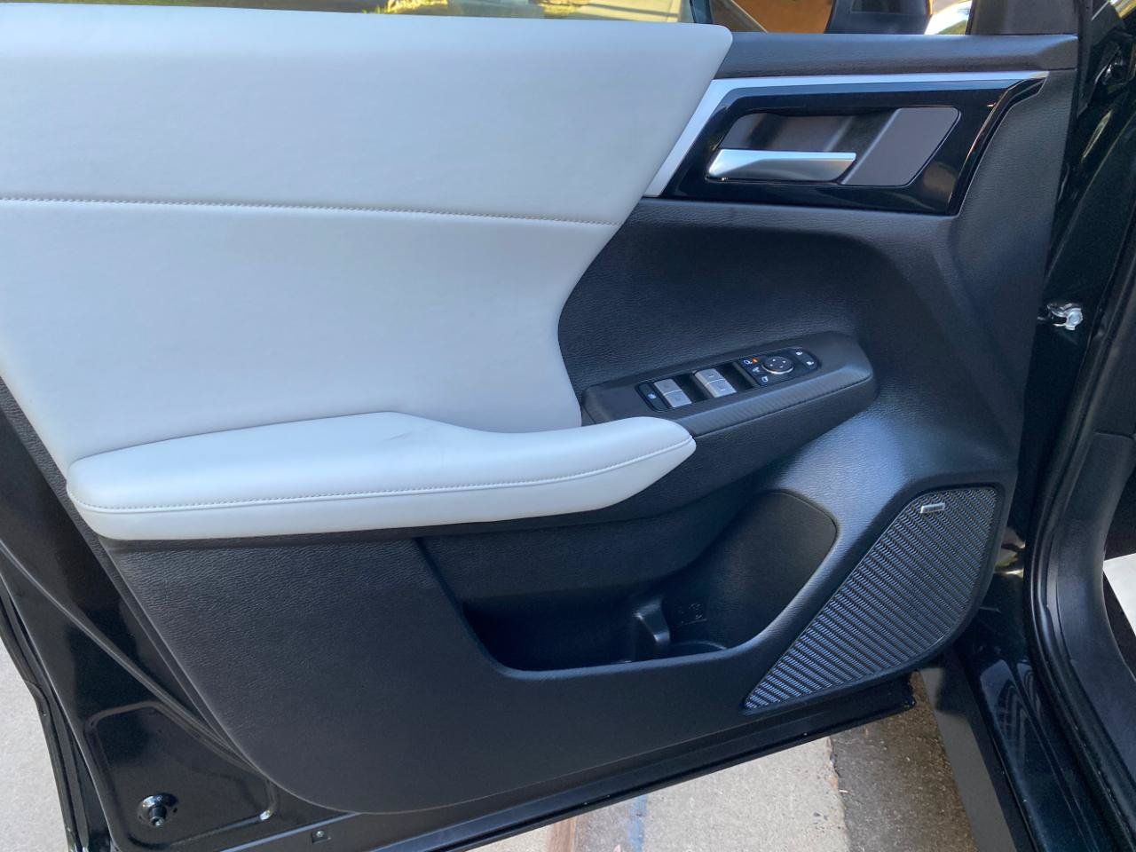 Used 2025 Mitsubishi Outlander SE FWD image 29