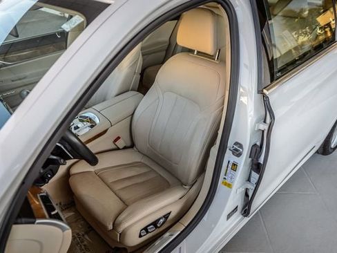 Used 2018 BMW 740i image 40