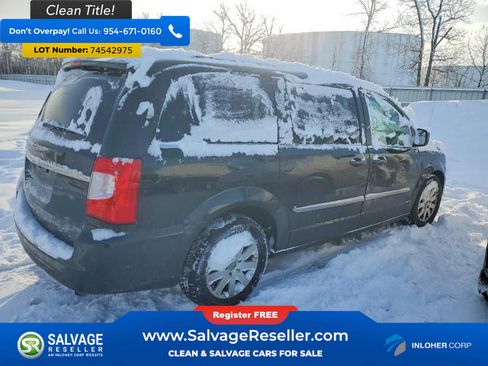 Used 2015 Chrysler Town & Country Touring image 4