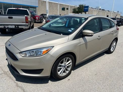 Used 2017 Ford Focus SE FWD image 2