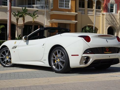 Used 2014 Ferrari California RWD image 60