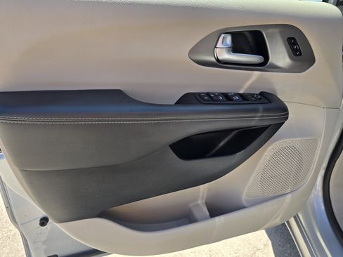 Used 2024 Chrysler Pacifica Touring-L FWD image 19