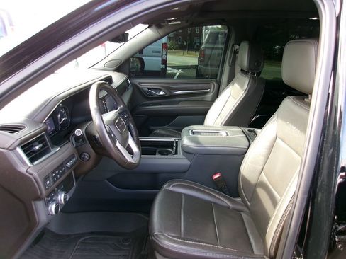 Used 2021 GMC Yukon Denali w/ Denali Premium Package image 8
