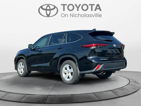 Used 2023 Toyota Highlander LE FWD image 3