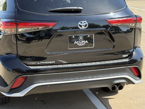 Used 2022 Toyota Highlander XSE FWD image 6