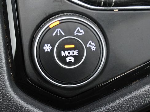 Used 2023 Volkswagen Taos SE w/ Panoramic Sunroof Package AWD/4WD image 17