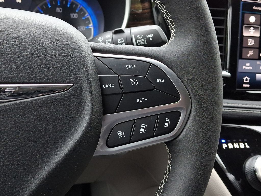 Used 2024 Chrysler Pacifica Limited FWD image 25