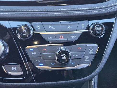 New 2026 Chrysler Pacifica Limited w/ S Appearance Package AWD/4WD image 13