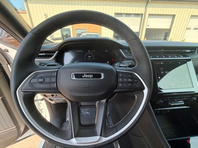 Used 2025 Jeep Grand Cherokee Altitude AWD/4WD image 28
