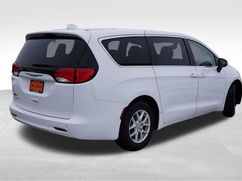 Certified 2017 Chrysler Pacifica LX image 5