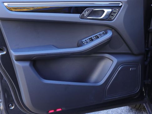 Used 2024 Porsche Macan image 10