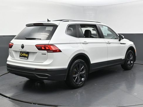 Used 2023 Volkswagen Tiguan SE w/ Panoramic Sunroof Package image 5