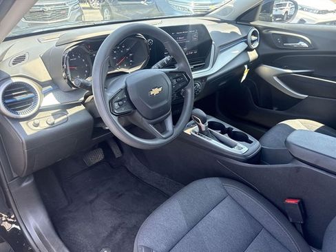 Used 2025 Chevrolet Trax LS w/ LS Convenience Package FWD image 10