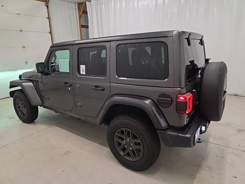 Used 2025 Jeep Wrangler Unlimited Sahara AWD/4WD image 3