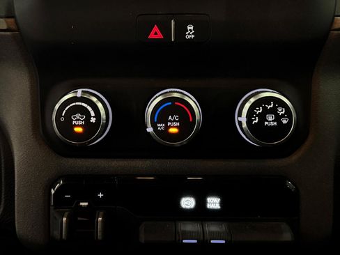 Used 2022 RAM 2500 Tradesman w/ Chrome Appearance Group AWD/4WD image 6