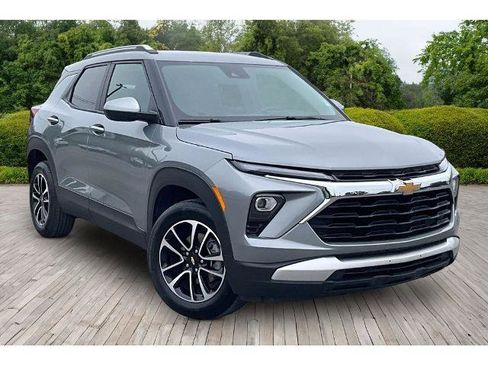 Used 2025 Chevrolet TrailBlazer LT AWD/4WD image 3