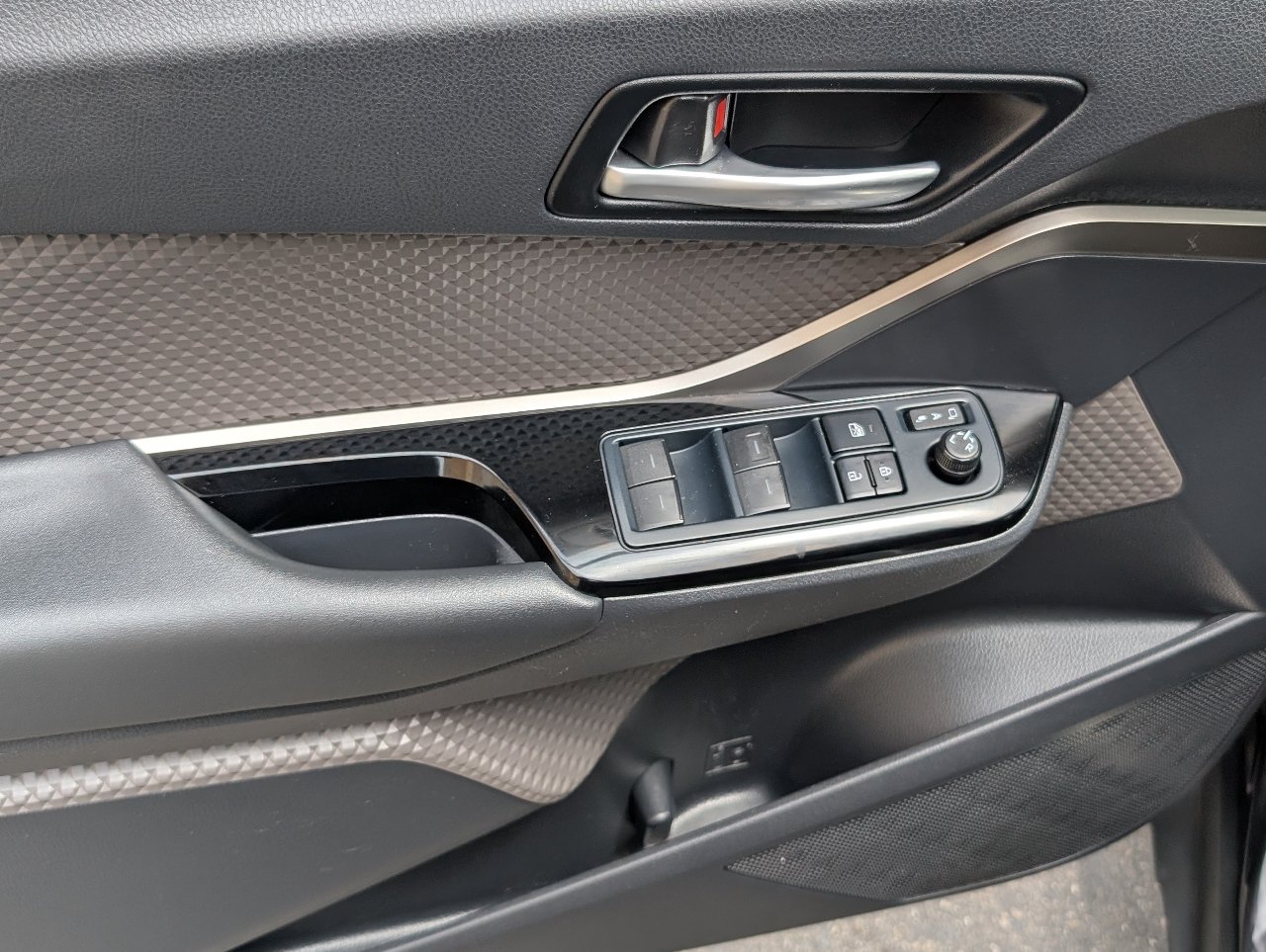 Used 2022 Toyota C-HR Limited FWD image 14