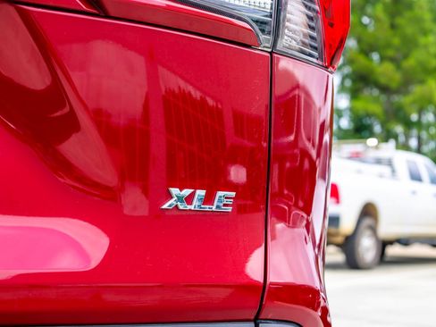 Used 2019 Toyota RAV4 XLE Premium FWD image 6